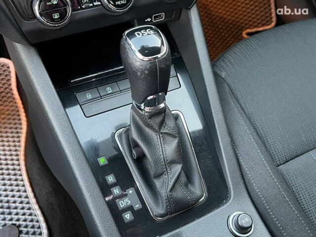 Белый Шкода Octavia A7, объемом двигателя 1.6 л и пробегом 302 тыс. км за 14290 $, фото 31 на Automoto.ua