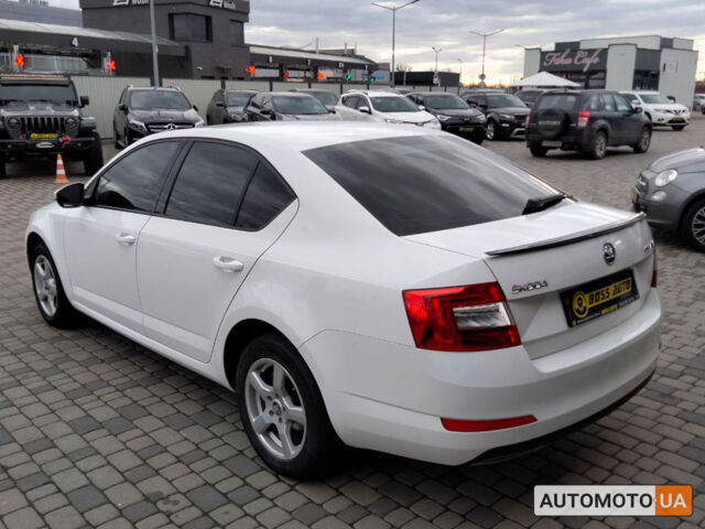 Белый Шкода Octavia A7, объемом двигателя 1.6 л и пробегом 267 тыс. км за 10699 $, фото 4 на Automoto.ua