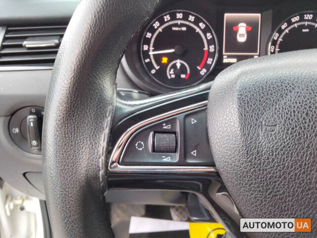 Белый Шкода Octavia A7, объемом двигателя 1.6 л и пробегом 267 тыс. км за 10699 $, фото 12 на Automoto.ua