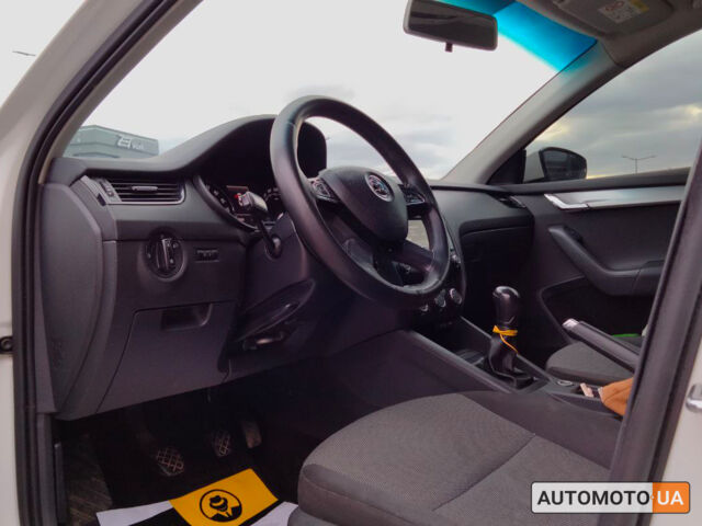 Белый Шкода Octavia A7, объемом двигателя 1.6 л и пробегом 267 тыс. км за 10699 $, фото 9 на Automoto.ua