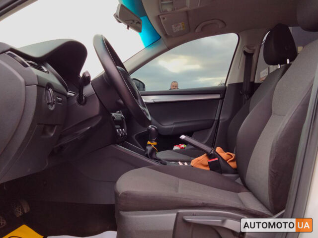 Белый Шкода Octavia A7, объемом двигателя 1.6 л и пробегом 267 тыс. км за 10699 $, фото 8 на Automoto.ua