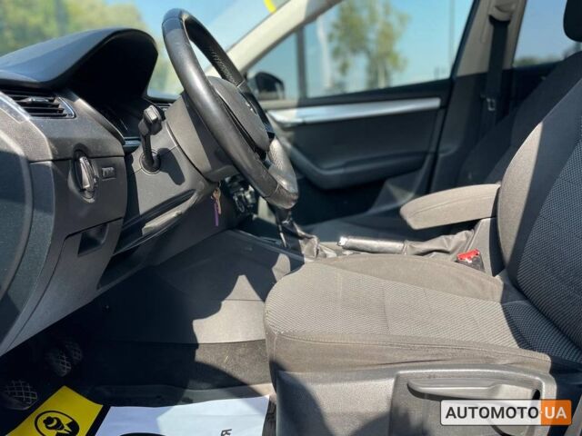 Синий Шкода Octavia A7, объемом двигателя 2 л и пробегом 329 тыс. км за 12600 $, фото 8 на Automoto.ua
