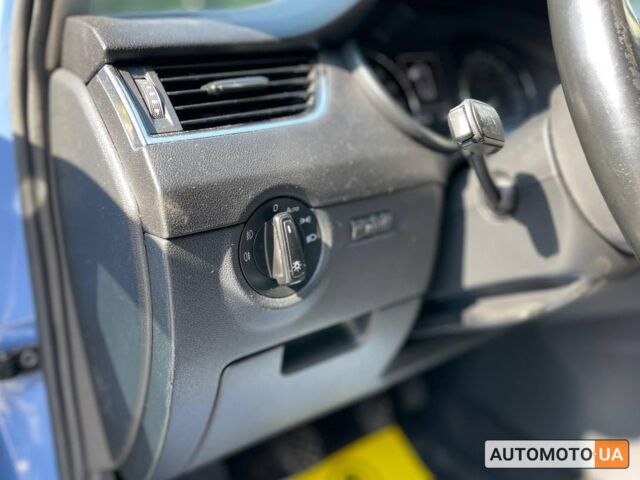 Синий Шкода Octavia A7, объемом двигателя 2 л и пробегом 329 тыс. км за 12600 $, фото 7 на Automoto.ua