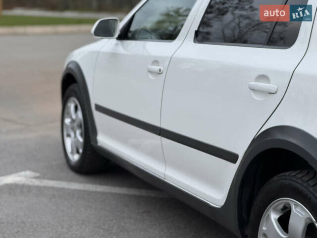 Білий Шкода Octavia Scout, об'ємом двигуна 2 л та пробігом 230 тис. км за 6799 $, фото 12 на Automoto.ua