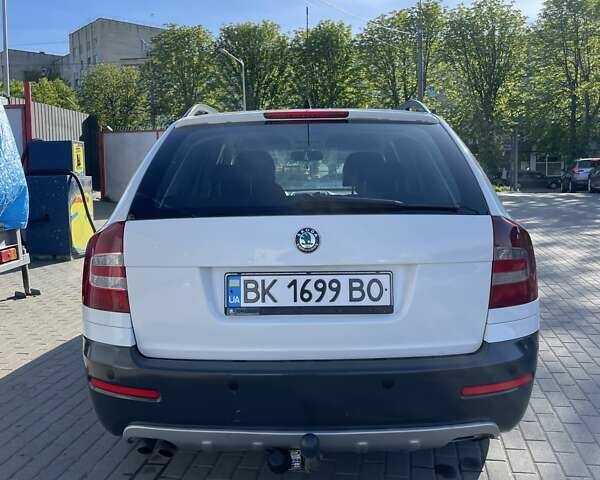 Белый Шкода Октавия Скаут, объемом двигателя 2 л и пробегом 336 тыс. км за 6300 $, фото 2 на Automoto.ua