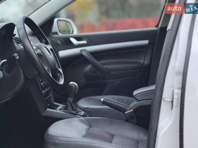 Білий Шкода Octavia Scout, об'ємом двигуна 2 л та пробігом 230 тис. км за 6799 $, фото 33 на Automoto.ua