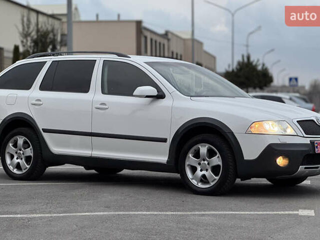 Білий Шкода Octavia Scout, об'ємом двигуна 2 л та пробігом 230 тис. км за 6799 $, фото 25 на Automoto.ua