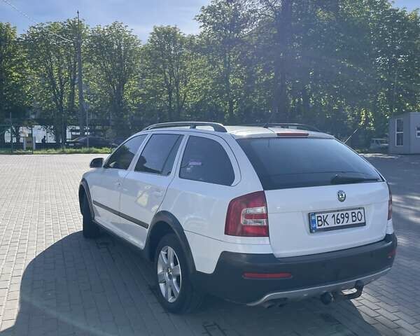 Белый Шкода Октавия Скаут, объемом двигателя 2 л и пробегом 336 тыс. км за 6300 $, фото 5 на Automoto.ua