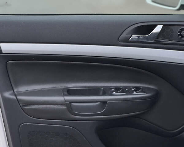 Білий Шкода Octavia Scout, об'ємом двигуна 2 л та пробігом 230 тис. км за 6799 $, фото 32 на Automoto.ua