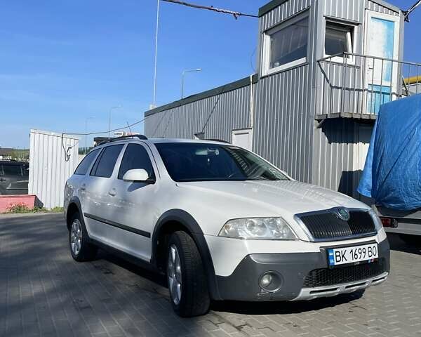 Белый Шкода Октавия Скаут, объемом двигателя 2 л и пробегом 336 тыс. км за 6300 $, фото 1 на Automoto.ua