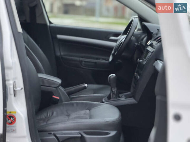 Білий Шкода Octavia Scout, об'ємом двигуна 2 л та пробігом 230 тис. км за 6799 $, фото 43 на Automoto.ua