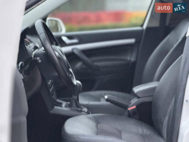 Білий Шкода Octavia Scout, об'ємом двигуна 2 л та пробігом 230 тис. км за 6799 $, фото 34 на Automoto.ua