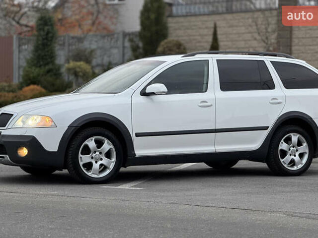 Білий Шкода Octavia Scout, об'ємом двигуна 2 л та пробігом 230 тис. км за 6799 $, фото 8 на Automoto.ua