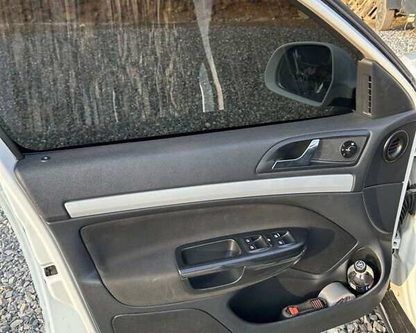 Білий Шкода Octavia Scout, об'ємом двигуна 2 л та пробігом 330 тис. км за 6700 $, фото 4 на Automoto.ua