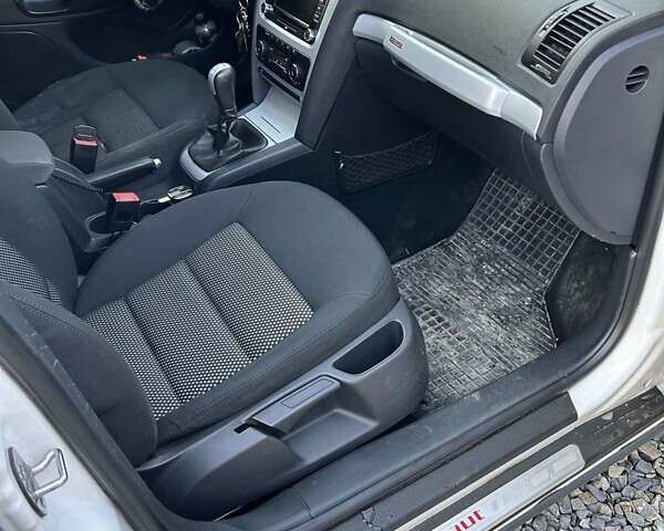 Білий Шкода Octavia Scout, об'ємом двигуна 2 л та пробігом 330 тис. км за 6700 $, фото 18 на Automoto.ua