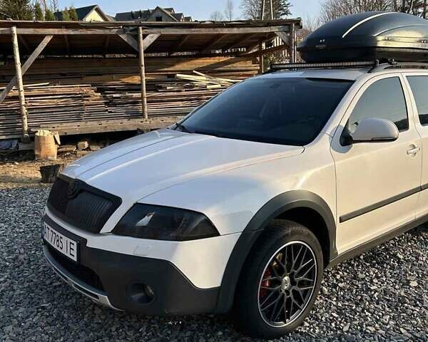 Білий Шкода Octavia Scout, об'ємом двигуна 2 л та пробігом 330 тис. км за 6700 $, фото 2 на Automoto.ua
