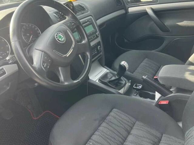 Белый Шкода Октавия Скаут, объемом двигателя 1.8 л и пробегом 222 тыс. км за 7600 $, фото 3 на Automoto.ua