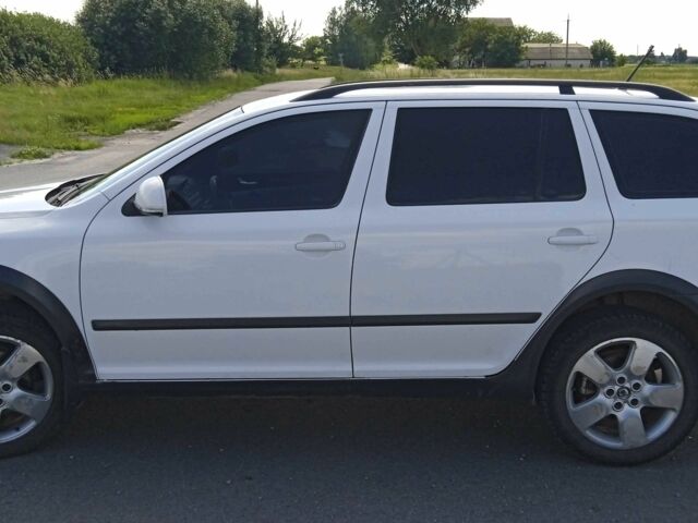 Білий Шкода Octavia Scout, об'ємом двигуна 2 л та пробігом 206 тис. км за 9000 $, фото 2 на Automoto.ua