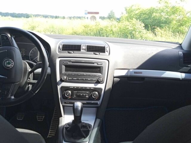 Белый Шкода Октавия Скаут, объемом двигателя 2 л и пробегом 209 тыс. км за 9000 $, фото 6 на Automoto.ua