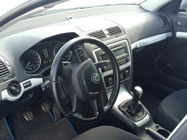 Белый Шкода Октавия Скаут, объемом двигателя 2 л и пробегом 209 тыс. км за 9000 $, фото 7 на Automoto.ua