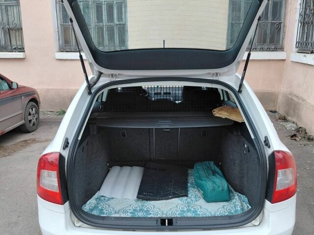Белый Шкода Октавия Скаут, объемом двигателя 1.6 л и пробегом 222 тыс. км за 8700 $, фото 6 на Automoto.ua