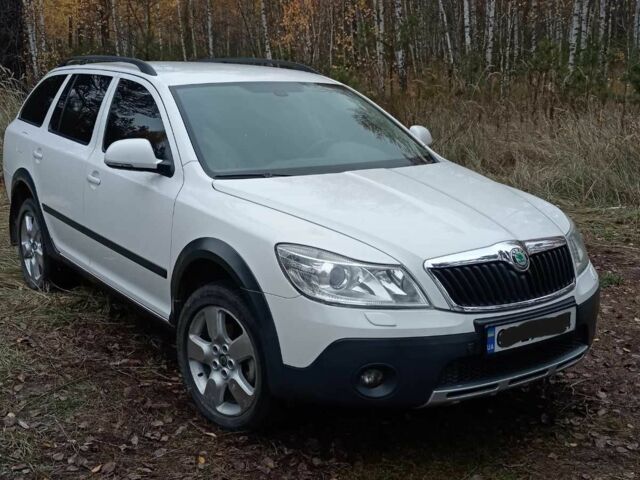 Белый Шкода Октавия Скаут, объемом двигателя 2 л и пробегом 209 тыс. км за 9000 $, фото 2 на Automoto.ua