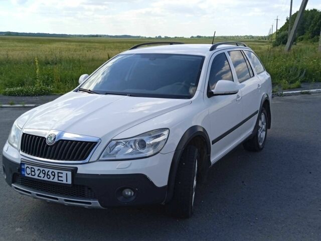 Білий Шкода Octavia Scout, об'ємом двигуна 2 л та пробігом 206 тис. км за 9000 $, фото 1 на Automoto.ua