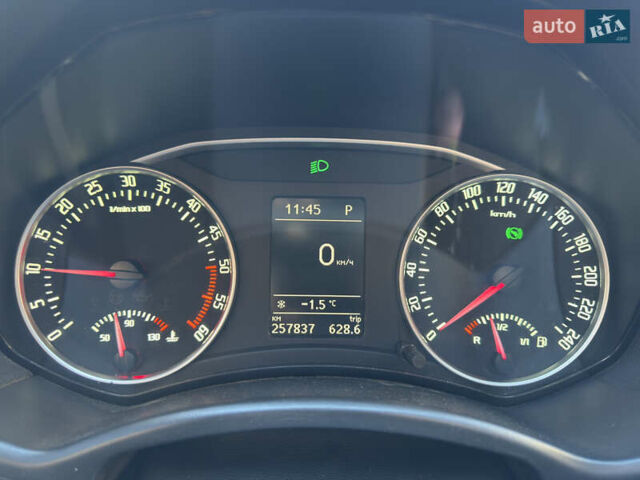 Білий Шкода Octavia Scout, об'ємом двигуна 2 л та пробігом 258 тис. км за 9500 $, фото 6 на Automoto.ua