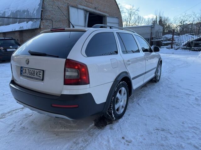 Белый Шкода Октавия Скаут, объемом двигателя 2 л и пробегом 258 тыс. км за 9500 $, фото 2 на Automoto.ua