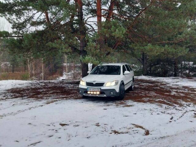 Белый Шкода Октавия Скаут, объемом двигателя 2 л и пробегом 257 тыс. км за 11750 $, фото 6 на Automoto.ua