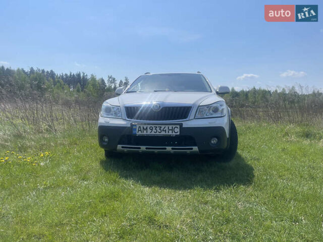 Білий Шкода Octavia Scout, об'ємом двигуна 2 л та пробігом 304 тис. км за 10100 $, фото 4 на Automoto.ua
