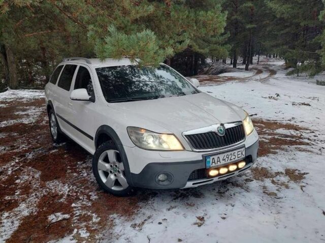Белый Шкода Октавия Скаут, объемом двигателя 2 л и пробегом 257 тыс. км за 11750 $, фото 1 на Automoto.ua