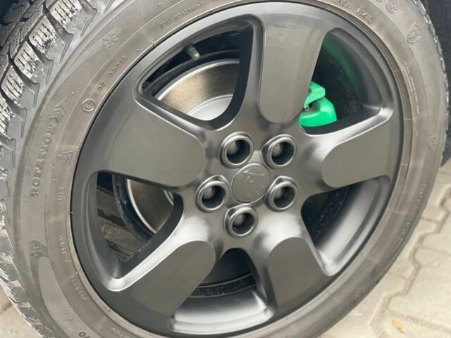 Белый Шкода Октавия Скаут, объемом двигателя 2 л и пробегом 283 тыс. км за 11600 $, фото 8 на Automoto.ua