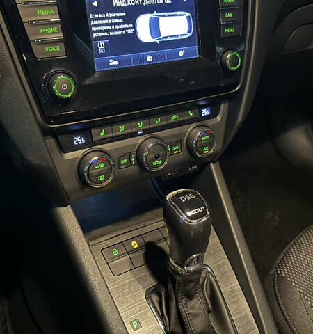 Белый Шкода Октавия Скаут, объемом двигателя 2 л и пробегом 255 тыс. км за 11900 $, фото 24 на Automoto.ua