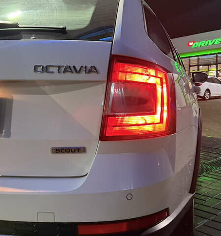 Белый Шкода Октавия Скаут, объемом двигателя 2 л и пробегом 255 тыс. км за 11900 $, фото 13 на Automoto.ua