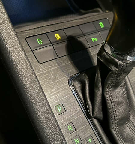 Белый Шкода Октавия Скаут, объемом двигателя 2 л и пробегом 255 тыс. км за 11900 $, фото 25 на Automoto.ua