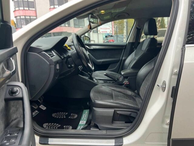 Шкода Октавия Скаут 2014 в Черновцах на Automoto.ua Белый Шкода Октавия Скаут, объемом двигателя 0 л и пробегом 275 тыс. км за 13700 $, фото 12 на Automoto.ua