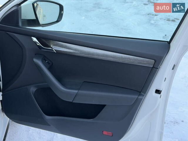 Білий Шкода Octavia Scout, об'ємом двигуна 2 л та пробігом 255 тис. км за 13400 $, фото 43 на Automoto.ua