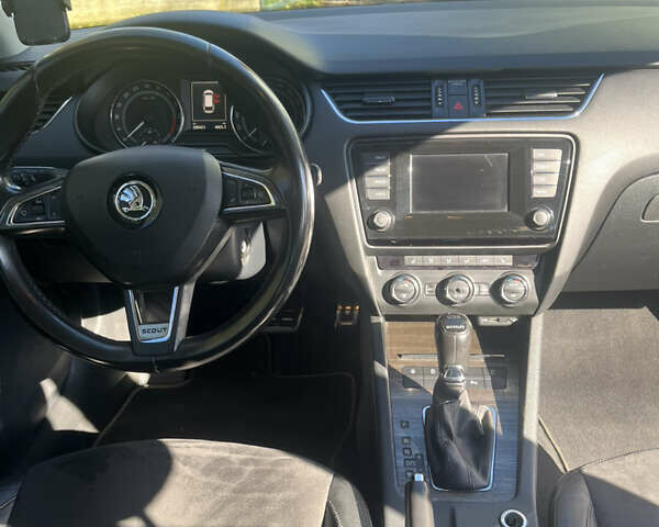 Белый Шкода Октавия Скаут, объемом двигателя 2 л и пробегом 288 тыс. км за 14000 $, фото 9 на Automoto.ua