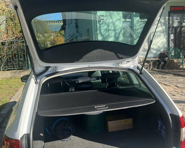 Белый Шкода Октавия Скаут, объемом двигателя 2 л и пробегом 288 тыс. км за 14000 $, фото 12 на Automoto.ua