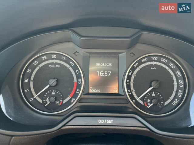 Білий Шкода Octavia Scout, об'ємом двигуна 2 л та пробігом 309 тис. км за 15500 $, фото 7 на Automoto.ua
