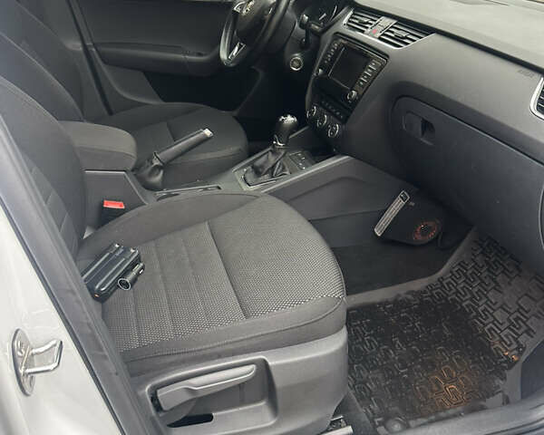 Білий Шкода Octavia Scout, об'ємом двигуна 2 л та пробігом 203 тис. км за 14995 $, фото 67 на Automoto.ua