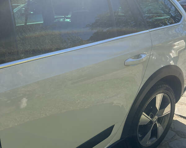 Белый Шкода Октавия Скаут, объемом двигателя 2 л и пробегом 288 тыс. км за 14000 $, фото 3 на Automoto.ua