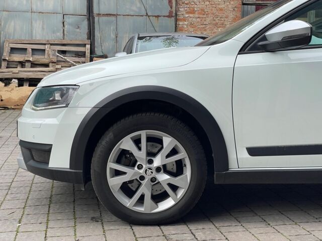 Білий Шкода Octavia Scout, об'ємом двигуна 2 л та пробігом 151 тис. км за 14990 $, фото 7 на Automoto.ua