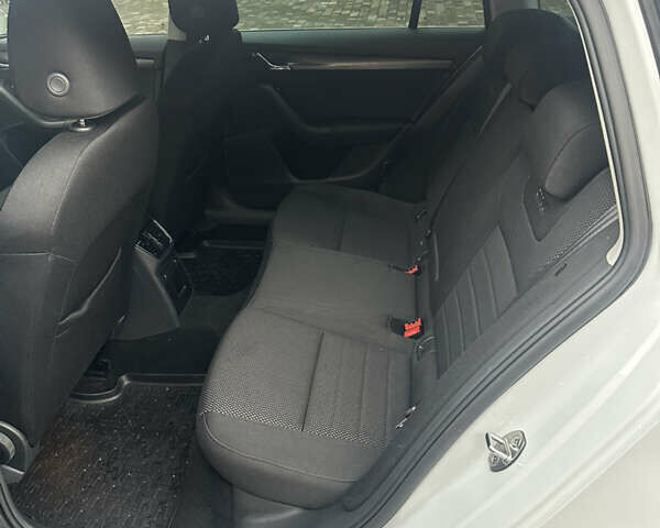 Білий Шкода Octavia Scout, об'ємом двигуна 2 л та пробігом 203 тис. км за 14995 $, фото 46 на Automoto.ua