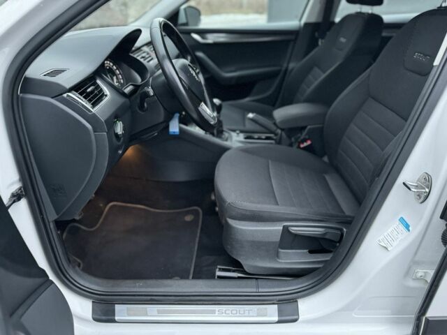 Белый Шкода Октавия Скаут, объемом двигателя 2 л и пробегом 278 тыс. км за 12500 $, фото 5 на Automoto.ua