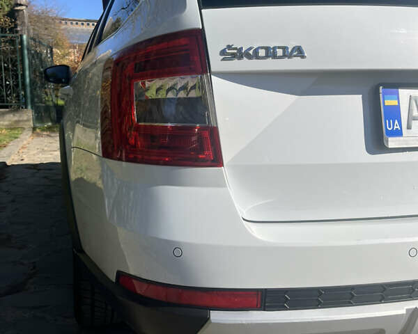 Белый Шкода Октавия Скаут, объемом двигателя 2 л и пробегом 288 тыс. км за 14000 $, фото 4 на Automoto.ua