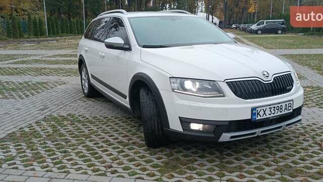 Шкода Октавия Скаут 2015 в Харькове на Automoto.ua Белый Шкода Октавия Скаут, объемом двигателя 1.97 л и пробегом 269 тыс. км за 13699 $, фото 1 на Automoto.ua