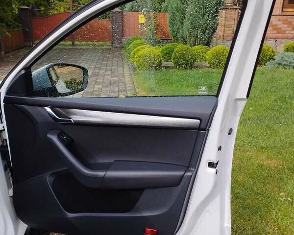 Білий Шкода Octavia Scout, об'ємом двигуна 2 л та пробігом 277 тис. км за 13900 $, фото 36 на Automoto.ua