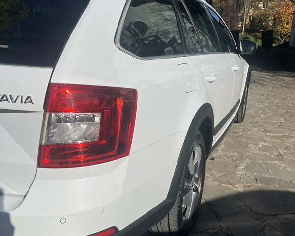 Белый Шкода Октавия Скаут, объемом двигателя 2 л и пробегом 288 тыс. км за 14000 $, фото 5 на Automoto.ua